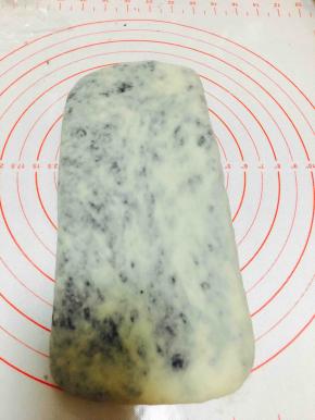 松弛后擀成长方形，不要太长，保留一定厚度