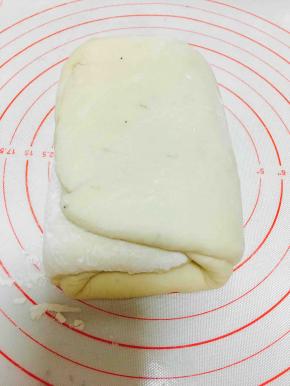 折叠完的三折是酱紫的，覆盖保鲜膜，放置15分钟