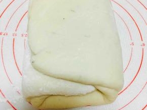 折叠完的三折是酱紫的，覆盖保鲜膜，放置15分钟