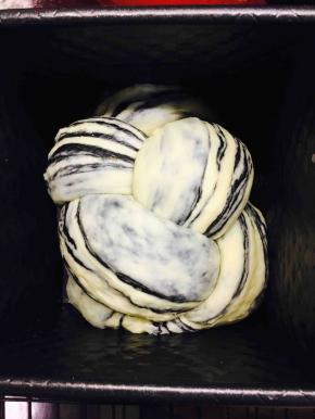 放入模具中进行发酵，发酵至模具8分满，盖上盖子，烤箱180度，40分钟