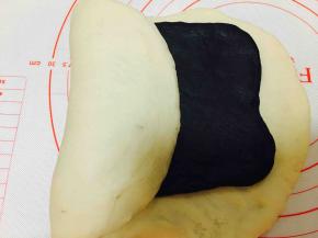 将面团三分之一向中间折，另一侧覆盖住之前折过来的部分折叠，面团折好是三折。