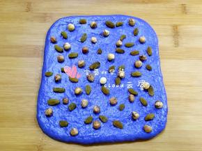 上面撒上葡萄干和榛子仁。