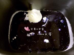 揉面采用后油法：先把除黄油以外的所有食材倒入面包机中，糖和酵母分别放到面的两侧。倒入蝶豆花液，打开揉面程序开始揉面。