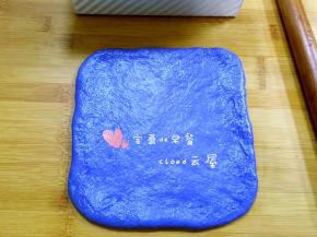 面团松弛好后，取中号面团擀成比吐司盒略窄的长方形。