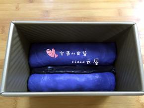 由下往上卷起，收口朝下如图放入吐司模具。