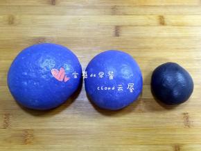 揉好的面团盖保鲜膜松弛醒发20-30分钟。