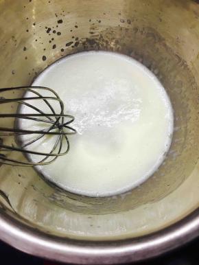 将玉米油，牛奶，蛋黄用的糖放入一个容器中，用蛋抽搅拌乳化
