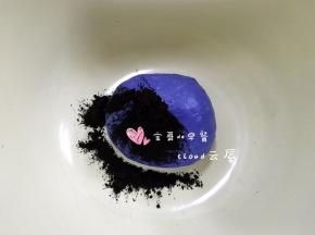 取最小的一份加入1.5g可可粉揉成黑色小面团。