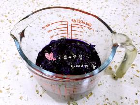 捞出蝶豆花花瓣，挤出180g深蓝色液体。