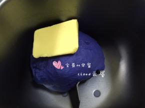 揉面十分钟左右，倒入软化好的黄油继续揉面。