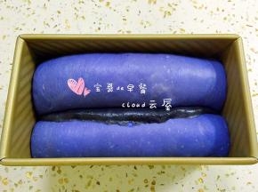三个面团都放入模具后开始进行二发。当面团发到8分满时，盖上吐司盖。
