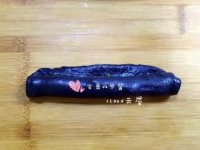 从下往上卷起，上面留1厘米左右不卷。