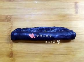 从下往上卷起，上面留1厘米左右不卷。