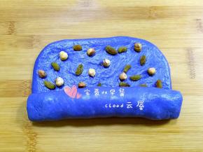 从下往上卷起。