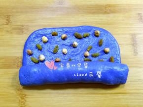 从下往上卷起。