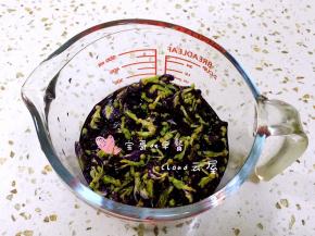 把开水倒入蝶豆花中泡一小时左右，泡到出现深色的蝶豆花汁液。