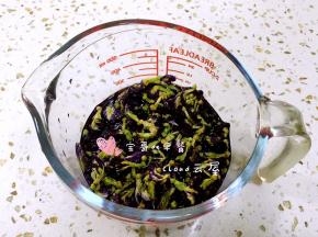 把开水倒入蝶豆花中泡一小时左右，泡到出现深色的蝶豆花汁液。