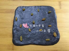 再取黑色小面团同样擀成比吐司盒略窄的长方形。