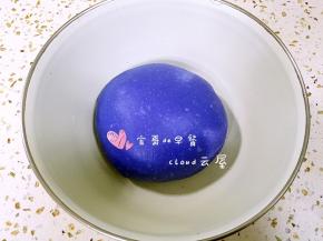 面揉好后滚圆，放到温暖湿润的地方进行第一次发酵。