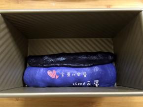 9、把黑色面团收口朝上，如图放在蓝色面团旁。