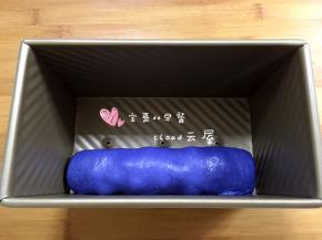 收口向下放入吐司盒一侧。