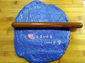 发酵好的面团用擀面杖按压片排气。
