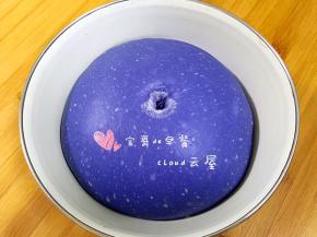 当面团发酵到两倍大，用手指蘸面粉在面团上戳洞，洞口不回弹即发酵完成，如果洞口塌陷说明发酵过度。