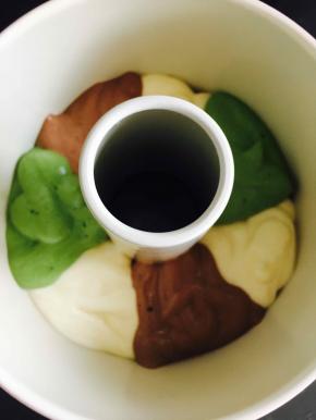 分别挤去模具中～颜色交替即可