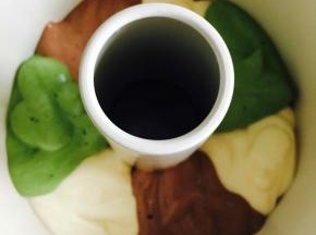 分别挤去模具中～颜色交替即可