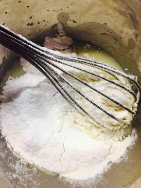 筛入低粉和玉米淀粉，Z字搅拌至无颗粒