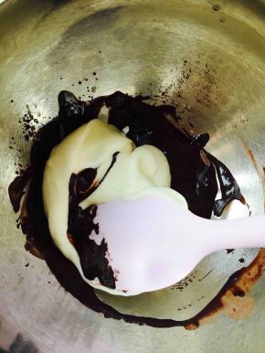 将搅拌好的蛋糊分成三份，原色一份，其他的两份与之前搅拌好的抹茶膏和可可膏搅拌均匀