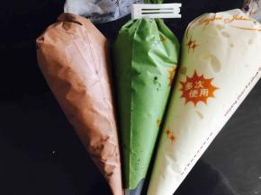 三个颜色分别装入裱花袋