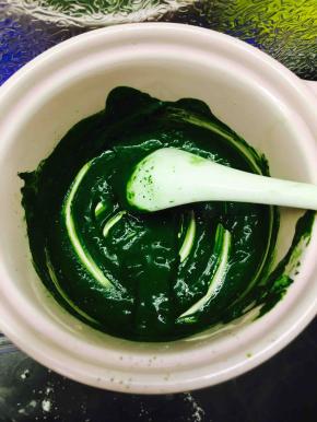 抹茶粉与可可粉分别用热水冲开，水要一点一点加，直到它无颗粒，呈现膏状，有些许流动性。