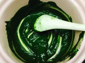 抹茶粉与可可粉分别用热水冲开，水要一点一点加，直到它无颗粒，呈现膏状，有些许流动性。