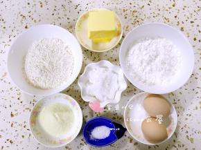 所有食材准备好，黄油提前从冰箱里拿出来自然软化，鸡蛋煮熟备用。