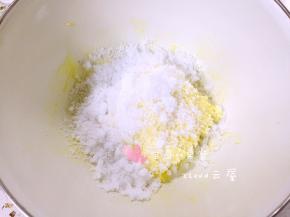黄油软化到用手按下去软软的，还保持着固体的状态。把糖倒入，打发至颜色发白。