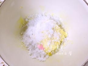 黄油软化到用手按下去软软的，还保持着固体的状态。把糖倒入，打发至颜色发白。