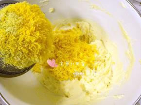 熟鸡蛋去皮去蛋白，取熟蛋黄过筛。