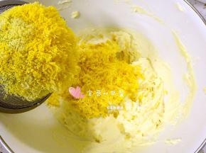 熟鸡蛋去皮去蛋白，取熟蛋黄过筛。