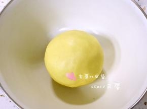 揉成团（揉面的过程不要心急，要让黄油和面粉充分融合到一起）。