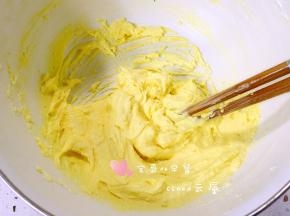 倒入打发的黄油中打匀。