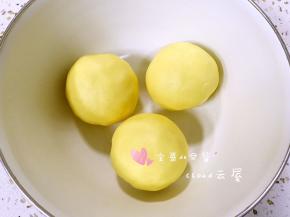 把揉好的面团平分成三等分。