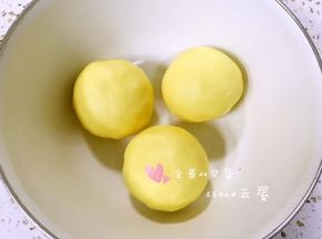 把揉好的面团平分成三等分。