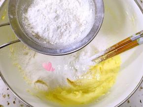低筋面粉、玉米淀粉和奶粉过筛，筛入打发的黄油鸡蛋中。
