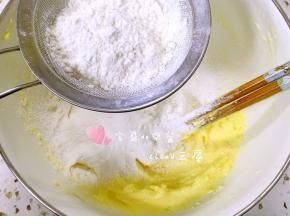 低筋面粉、玉米淀粉和奶粉过筛，筛入打发的黄油鸡蛋中。