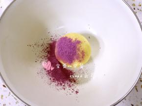 取其中一份加入紫薯粉揉成团。