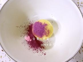 取其中一份加入紫薯粉揉成团。