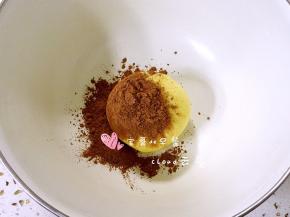 取另一份加入可可粉同样揉成团。
（如果室内温度高，面团粘手可以盖好保鲜膜放入冰箱冷藏一小时后再操作)，面团不粘手可以省略冷藏这步。