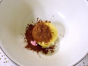 取另一份加入可可粉同样揉成团。
（如果室内温度高，面团粘手可以盖好保鲜膜放入冰箱冷藏一小时后再操作)，面团不粘手可以省略冷藏这步。