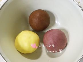 三种颜色的面团。